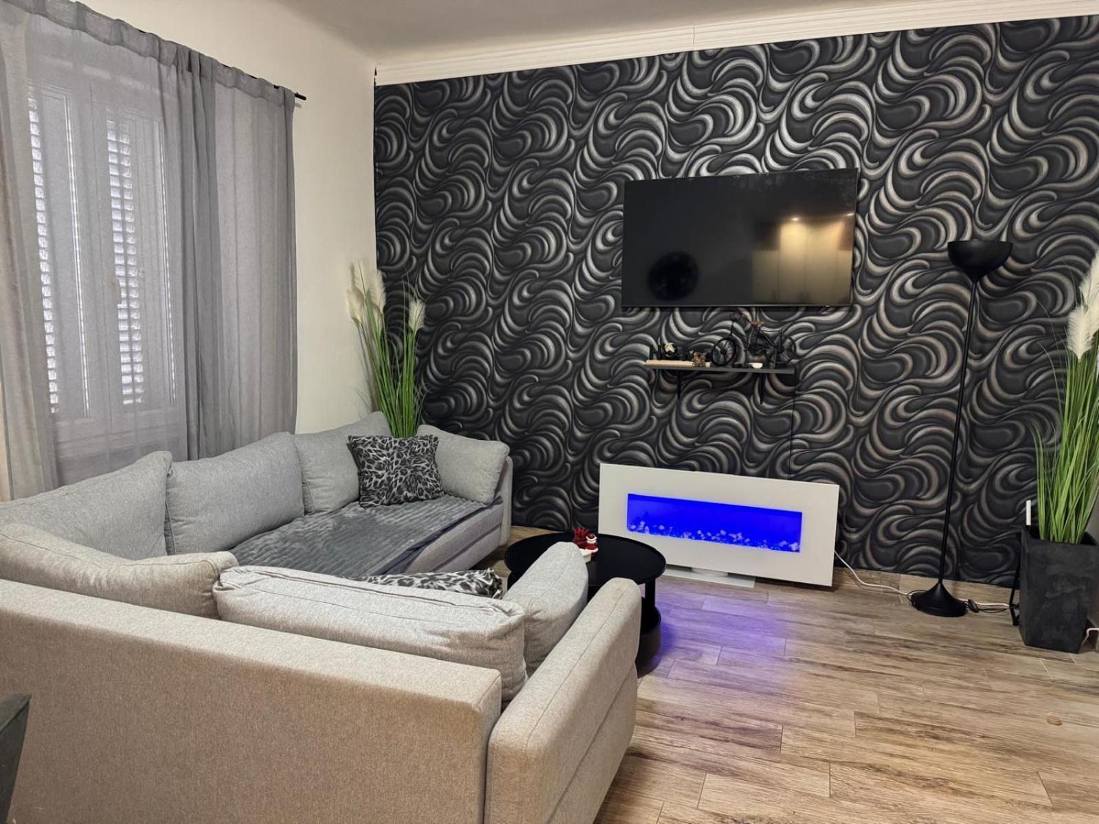 Lorena S Terasom -prizemlje-eg-pianterreno With Garden *